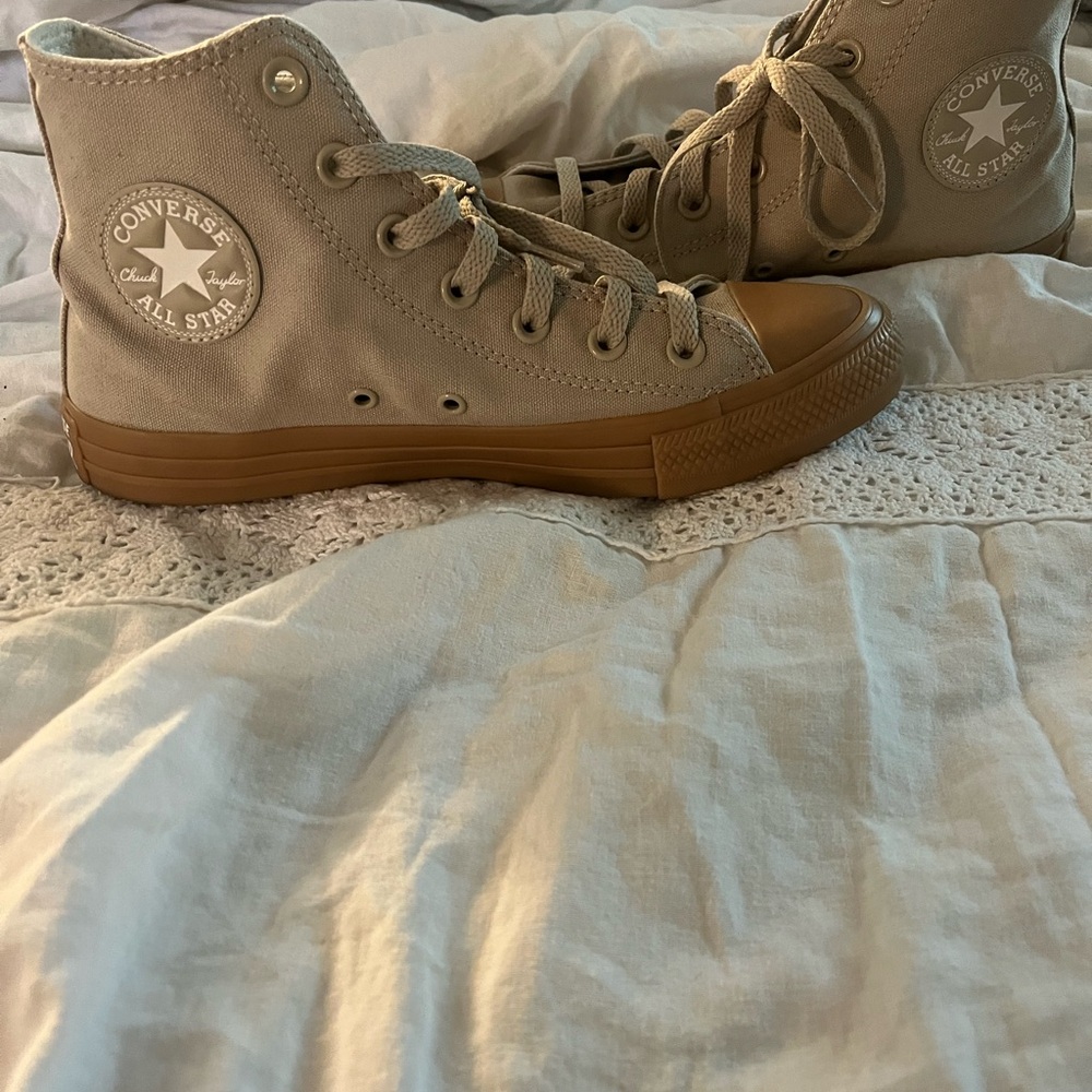Beachstone/vintage white converses